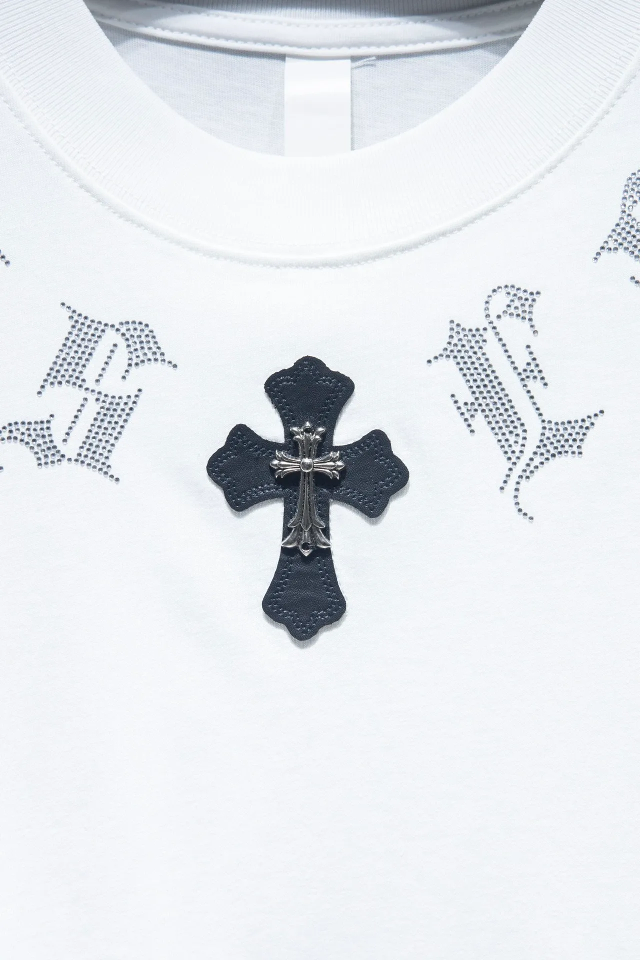 P170 Chrome hearts FW This year's popular Chrome heart style is so 🉑️. The imported leather label on the front chest is made of ZP material. 1:1 restoration makes it easy to touch. It has a large resistance and is very smooth to the touch, which is different from the market. The letters are machine embroidered with leather material after adjusting according to the original details. The thickness is moderate. The hardware is imported hardware accessories. Front #embroidery. Imported Tajima high-density heavy embroidery process. The font is three-dimensional and full. The back panel is specially imported and imported hot diamond. The hardware is added with handmade craftsmanship. The cost is extremely high. It uses 32-count double yarn and 260-gram weight fabric. It is super comfortable. It is very comfortable and soft to wear in spring and summer. You will not feel stuffy. It is very comfortable to wear and absorbs sweat, so it is more suitable to wear. It can be used as a base in spring and can be worn casually on the street. The color is eye-catching👍. The simple version is full of fashion and very comfortable to wear. It is well-designed and refuses to be monotonous and vulgar. It does not make ordinary styles. Modern elements and design sense come to mind, giving the piece of clothing a unique fashion color~ Color: White Black Size chart: S M L XL